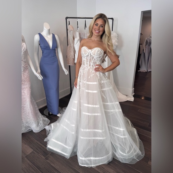 Narianna Removable Puff Sleeve Strapless Corset Ballgown - s. 4 - Picture 2 of 6